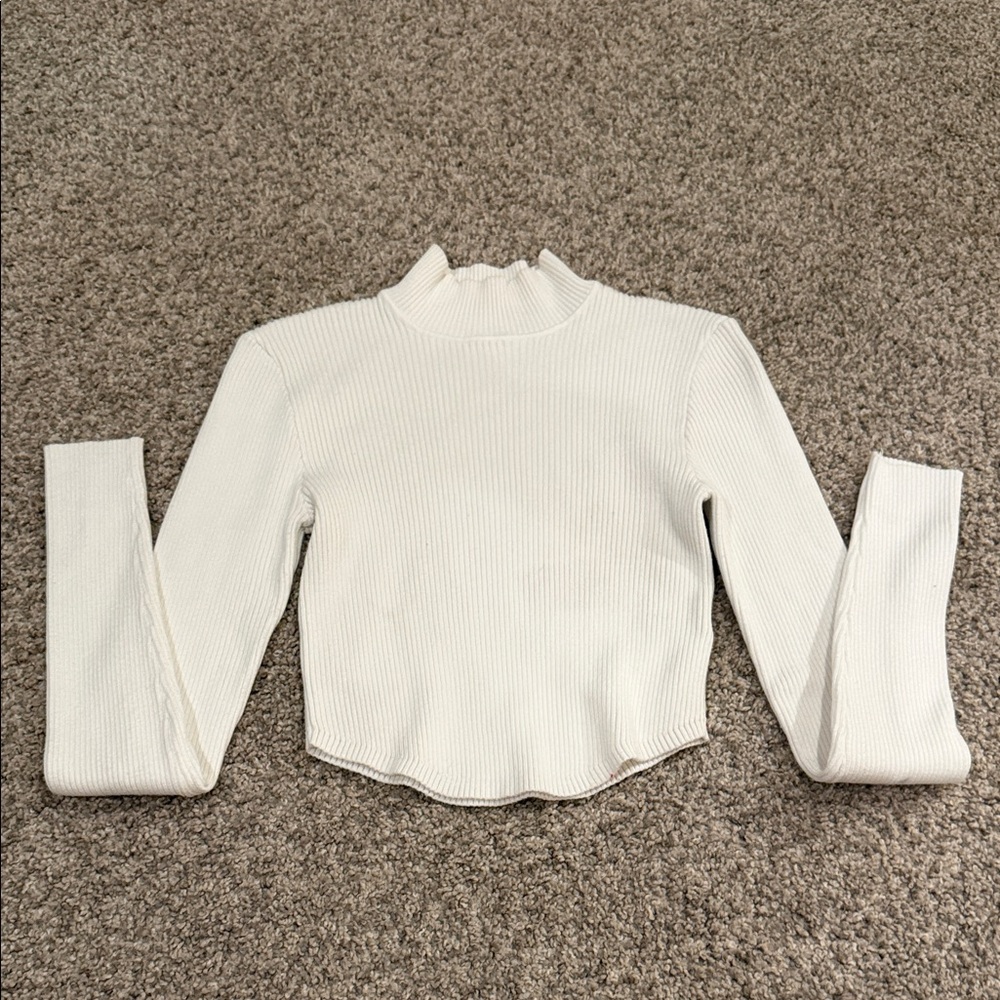 Elegant White Ribbed Cropped Women's Top